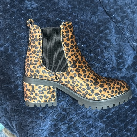 SEVEN7 NEW! Chelsea Slip-on Leopard-Print Heeled Boots - Picture 4 of 9